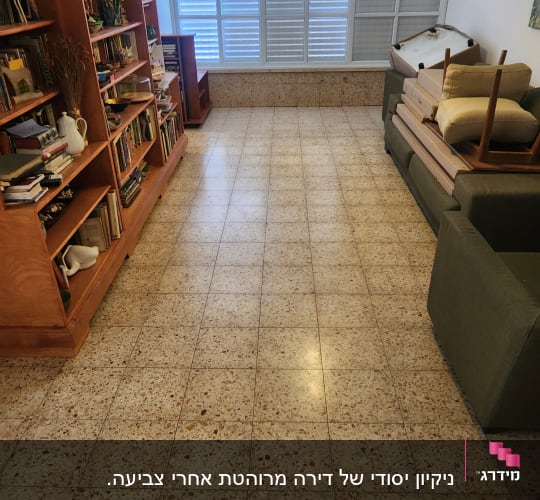 חדר עם רצפת אריחים וספרייה מלאה ספרים
